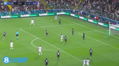 略显滑稽！理查利森传中直接传出底线，身边的斯宾塞有些不满